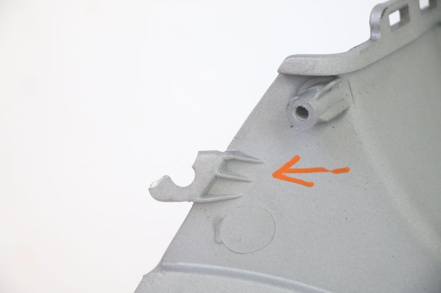 photo de KAPJE ONDER ZITPLAATS LINKS SYM FIDDLE 3 III 125 (2014 - 2020) - Bevestigingspunten