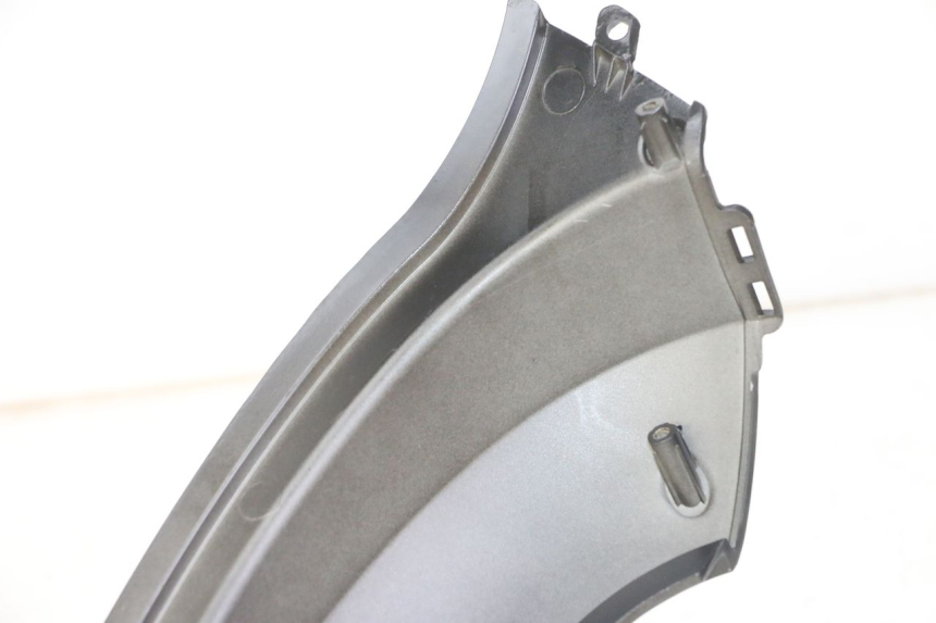 photo de AFDEKKING ONDER ZITPLAATS LINKS SYM FIDDLE 3 III 50 (2014 - 2020) - Detail van het onderdeel