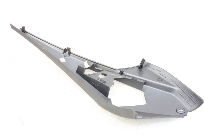 photo de KAPJE ONDER ZITPLAATS LINKS PEUGEOT GEOPOLIS RS 125 (2007 - 2009) - Detail van het onderdeel