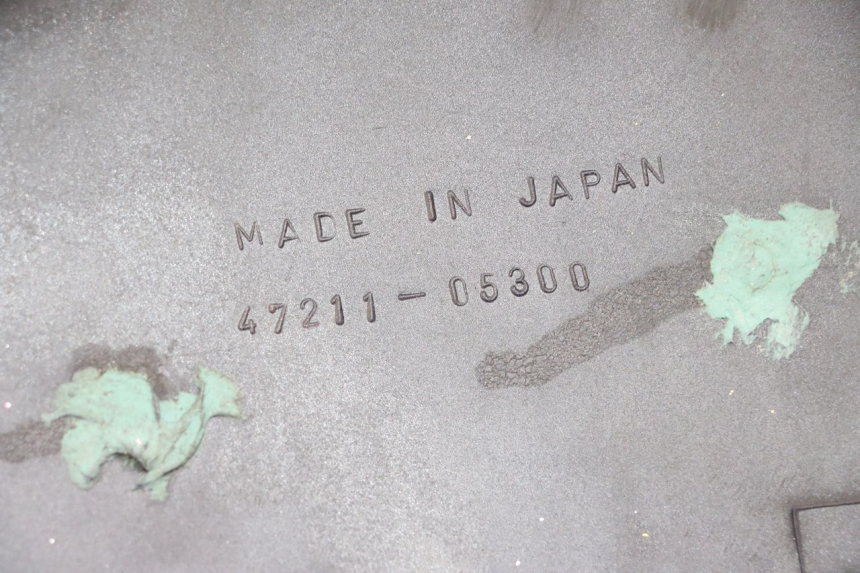 photo de KAPJE ONDER ZITPLAATS LINKS SUZUKI GN 125 (1997 - 2000) - Detail van het onderdeel