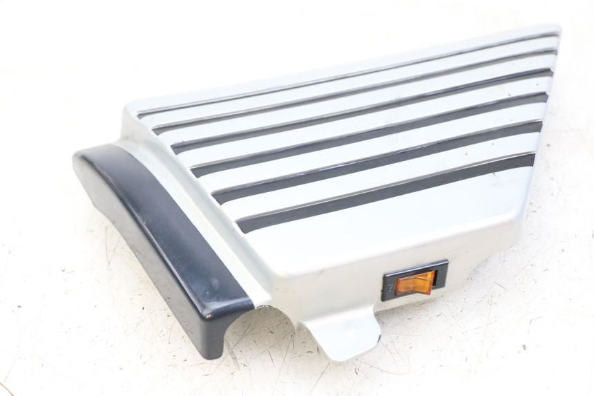 photo de KAPJE ONDER LINKERZITPLAATS SUZUKI GSX E 250 (1982 - 1983) - Bevestigingspunten