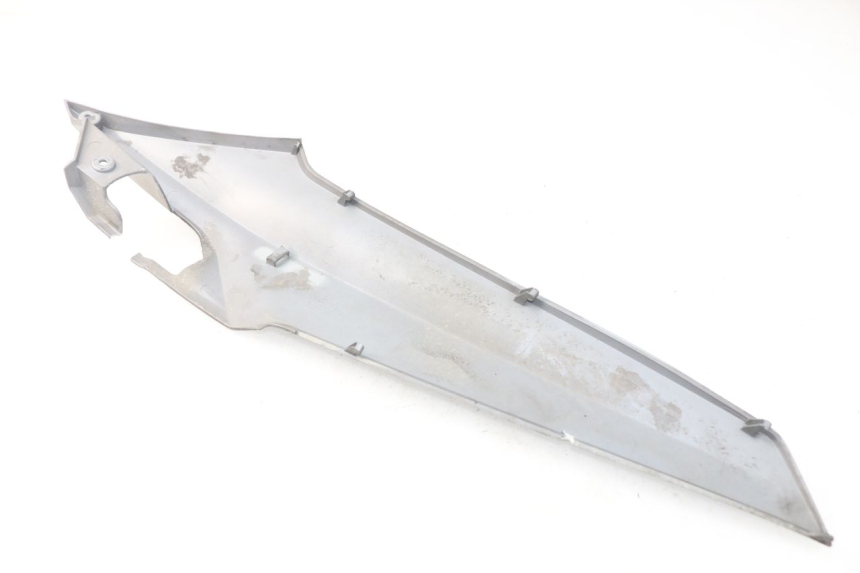 photo de KAP LINKS ONDER ZITPLAATS SYM GTS EFI ABS 125 (2012 - 2016) - Detail van het onderdeel