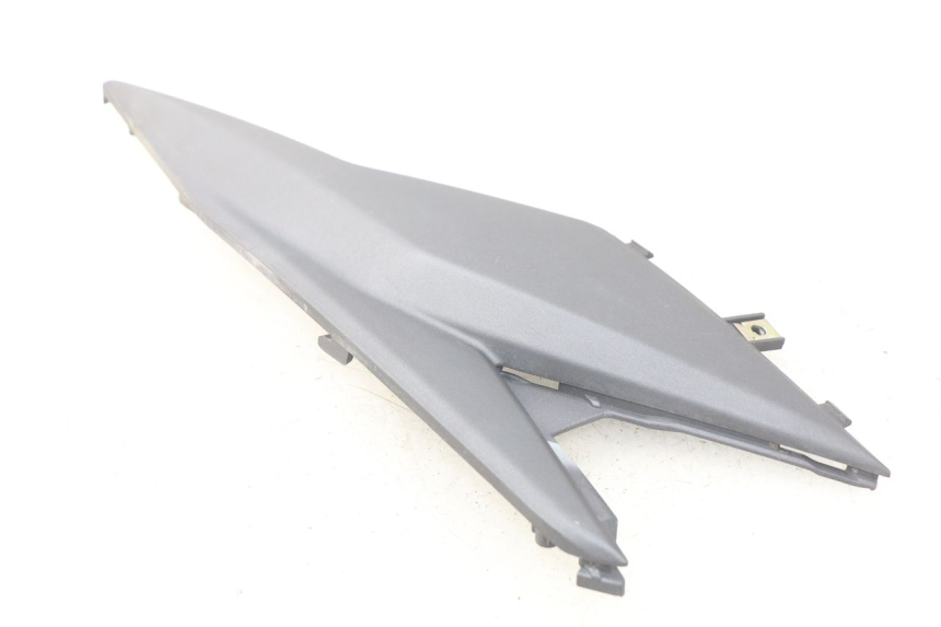 photo de LINKER ZITPLAATKAP ONDER ZITJE SYM JET 4 4T 50 (2018 - 2021) - Detail van het onderdeel