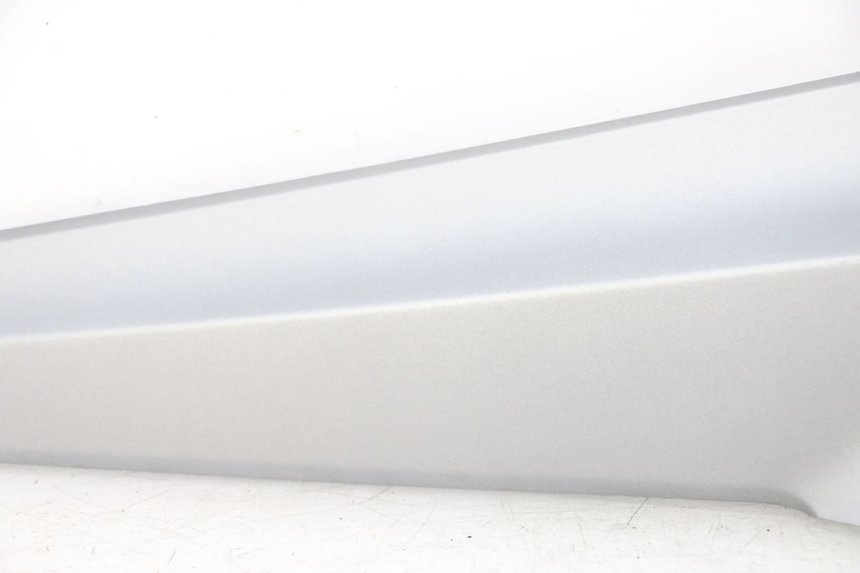 photo de LINKER ZITPLAATKAP ONDER ZITSEL SYM JOYMAX 125 (2010 - 2017) - Gecontroleerd onderdeel