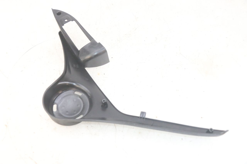 photo de KAPJE ONDER ZITPLAATS LINKS PIAGGIO MP3 HPE 300 (2019 - 2026) - Detail van het onderdeel