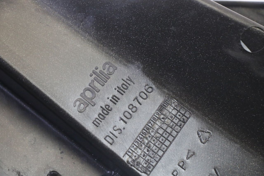 photo de KAP LINKS ONDER ZITPLAATS APRILIA SR R 2T LC 50 (2018 - 2021) - Technische close-up