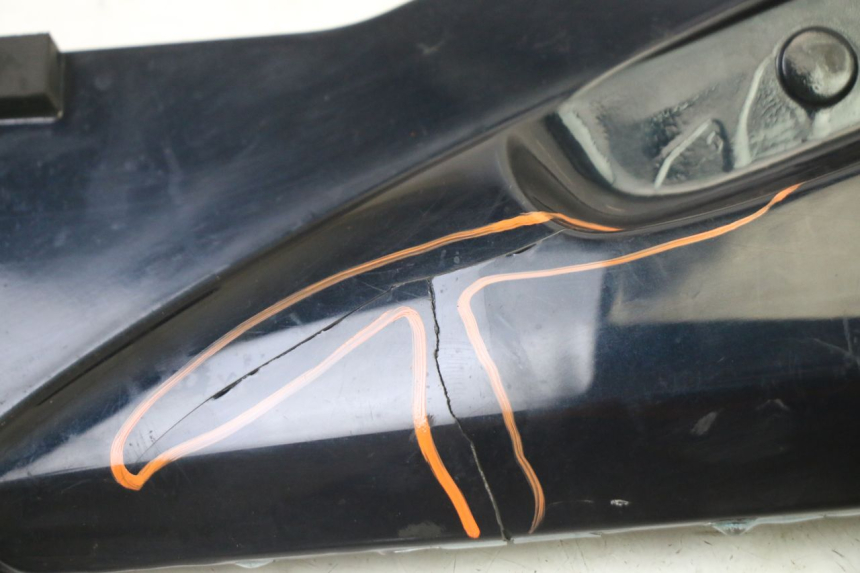 photo de KAPJE ONDER ZITPLAATS LINKS HONDA ST PAN EUROPEAN 1300 (2002 - 2013) - Detail van het onderdeel