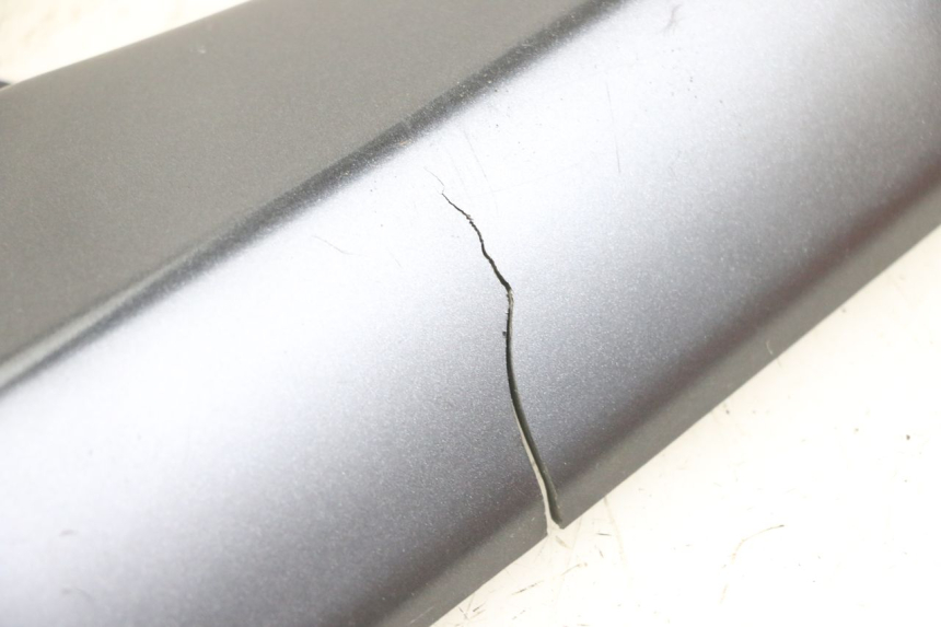 photo de AFDEKKING ONDER ZITPLAATS LINKS SUZUKI GSX F GSXF 650 (2007 - 2015) - Detail van het onderdeel