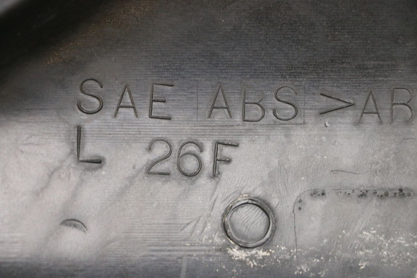 photo de KAPJE ONDER ZITPLAATS LINKS SUZUKI VL INTRUDER 125 (2004 - 2007) - Detail van het onderdeel