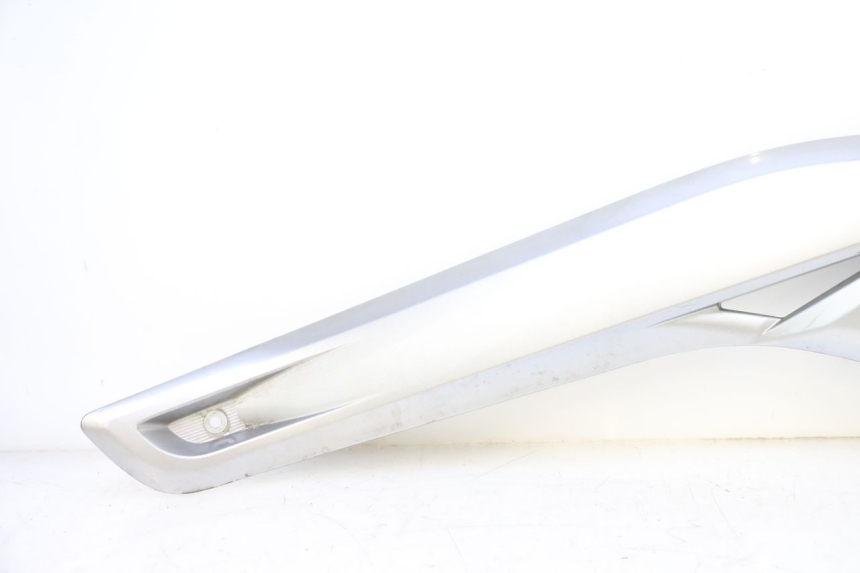 photo de LINKER ZITPLAATDEKSEL YAMAHA X-MAX XMAX 125 (2010 - 2013) - Detail van het onderdeel
