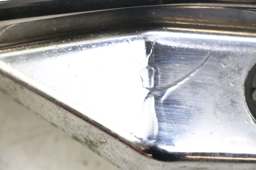 photo de KAPJE ONDER ZITPLAATS LINKS YAMAHA XVS DRAG STAR DRAGSTAR 650 (1997 - 2007) - Detail van het onderdeel