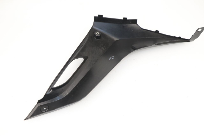 photo de KAPJE ONDER ZITPLAATS LINKS YAMAHA YZF R 125 (2008 - 2013) - Detail van het onderdeel