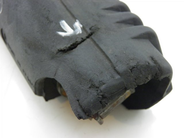 photo de ACHTERSTE RECHTER VOETSTEUN APRILIA LEONARDO ST 250 (2002 - 2005) - Detail van het onderdeel