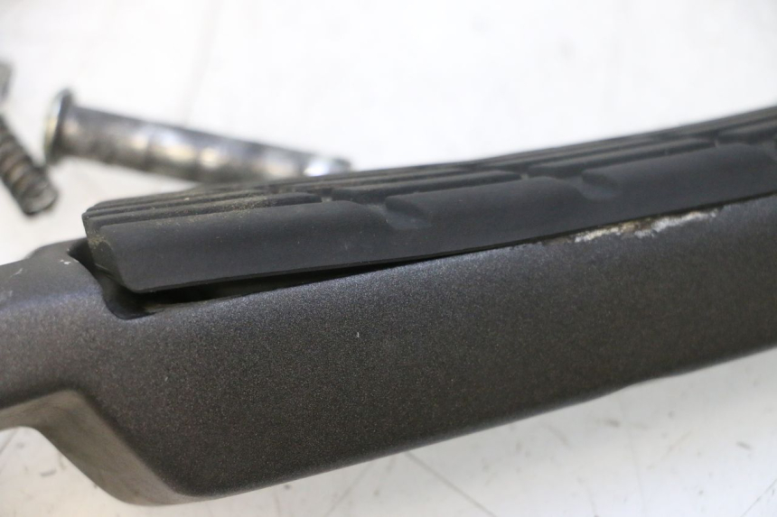 photo de RECHTER ACHTERVOETSTEUN HONDA FJS SILVER WING SILVERWING 400 (2005 - 2008) - Detail van het onderdeel