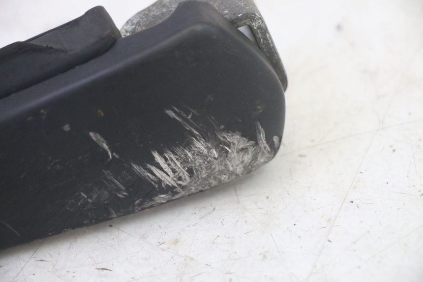 photo de ACHTERSTE RECHTER VOETSTEUN PIAGGIO FLY 4T 50 (2013 - 2017) - Zoom op gebruiksstaat