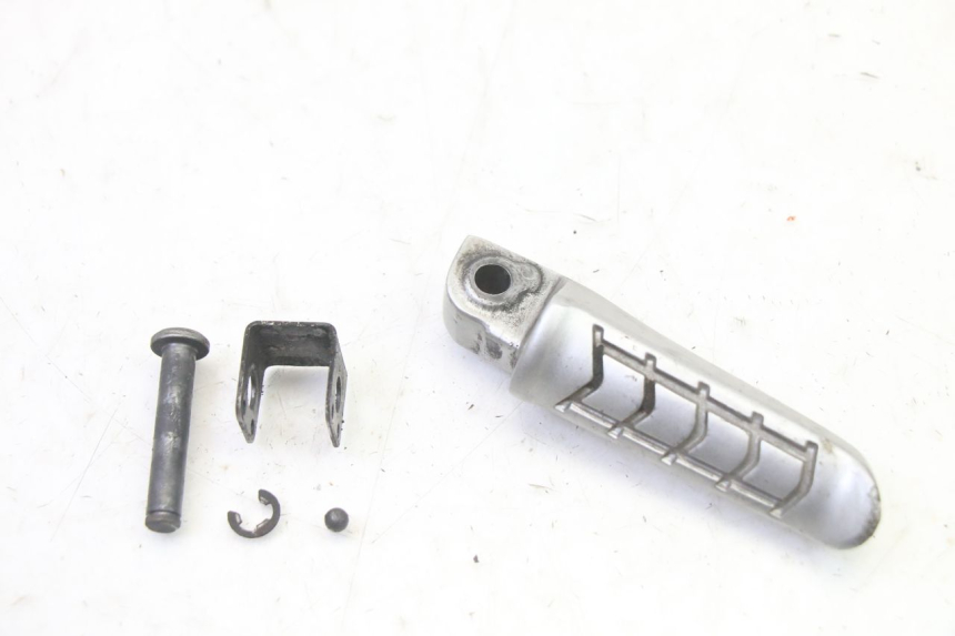 photo de ACHTERSTE RECHTER VOETSTEUN BMW G310 R 310 (2016 - 2020) - Detail van het onderdeel