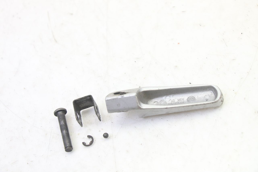 photo de ACHTERSTE RECHTER VOETSTEUN BMW G310 R 310 (2016 - 2020) - Technische close-up