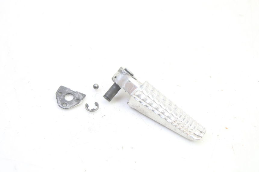 photo de ACHTERSTE RECHTER VOETSTEUN SUZUKI GSR 750 (2011 - 2017) - Hoofdaanzicht