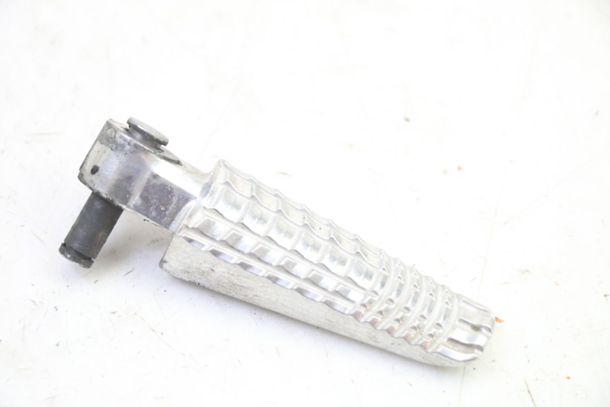 photo de ACHTERSTE RECHTER VOETSTEUN SUZUKI GSR 750 (2011 - 2017) - Detail van het onderdeel