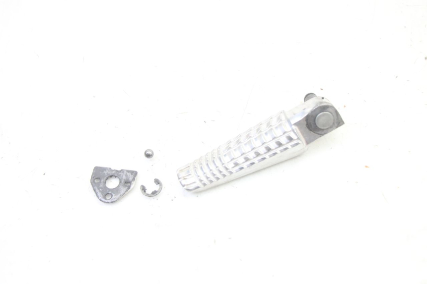 photo de ACHTERSTE RECHTER VOETSTEUN SUZUKI GSR 750 (2011 - 2017) - Zoom op gebruiksstaat