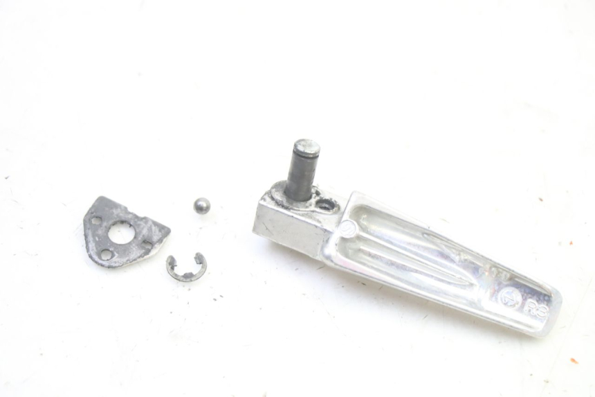 photo de ACHTERSTE RECHTER VOETSTEUN SUZUKI GSR 750 (2011 - 2017) - Andere kijkhoek