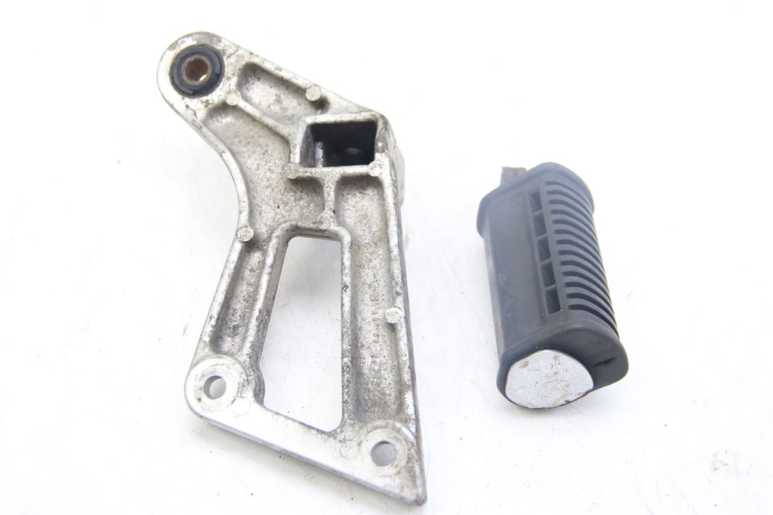 photo de ACHTERSTE RECHTER VOETSTEUN SUZUKI GSX-F GSX  F 1100 (1988 - 1994) - Zoom op gebruiksstaat