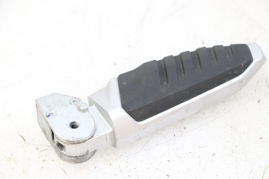 photo de ACHTERSTE RECHTER VOETSTEUN SYM JOYMAX 125 (2010 - 2017) - Hoofdaanzicht