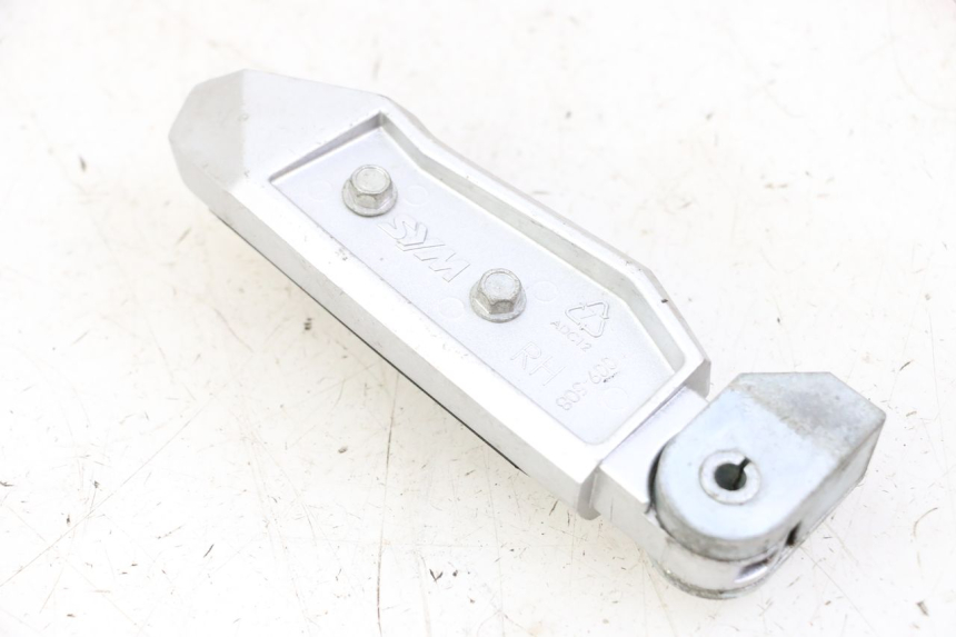 photo de ACHTERSTE RECHTER VOETSTEUN SYM JOYMAX 125 (2010 - 2017) - Andere kijkhoek