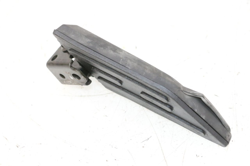 photo de ACHTERSTE RECHTER VOETSTEUN PEUGEOT KISBEE 2T 50 (2010 - 2017) - Detail van het onderdeel