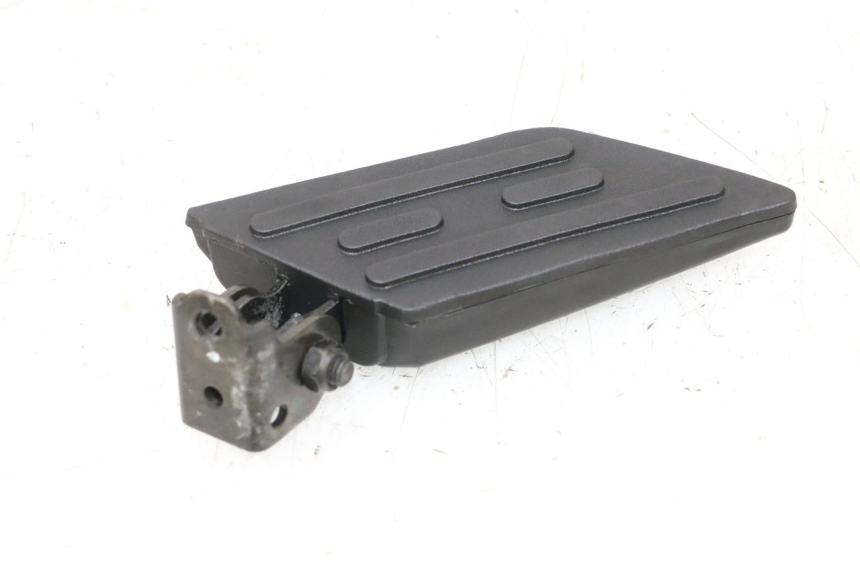 photo de ACHTERSTE RECHTER VOETSTEUN PEUGEOT KISBEE 2T 50 (2010 - 2017) - Staat van het oppervlak