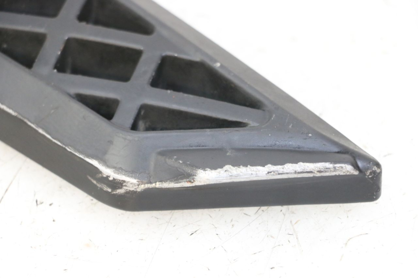 photo de ACHTERSTE RECHTER VOETSTEUN PEUGEOT KISBEE 4T 50 (2018 - 2022) - Detail van het onderdeel