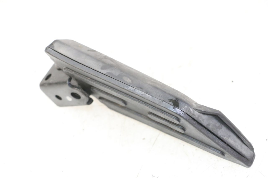 photo de ACHTERSTE RECHTER VOETSTEUN PEUGEOT KISBEE 4T 50 (2010 - 2017) - Detail van het onderdeel