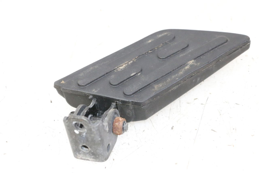 photo de ACHTERSTE RECHTER VOETSTEUN PEUGEOT KISBEE 4T 50 (2018 - 2022) - Detail van het onderdeel