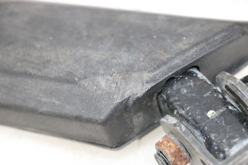 photo de ACHTERSTE RECHTER VOETSTEUN PEUGEOT KISBEE 4T 50 (2018 - 2022) - Zoom op gebruiksstaat