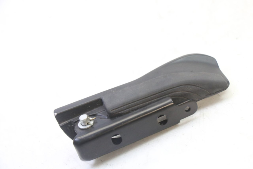 photo de ACHTERSTE RECHTER VOETSTEUN PIAGGIO MP3 HPE 310 (2024 - 2025) - Andere kijkhoek