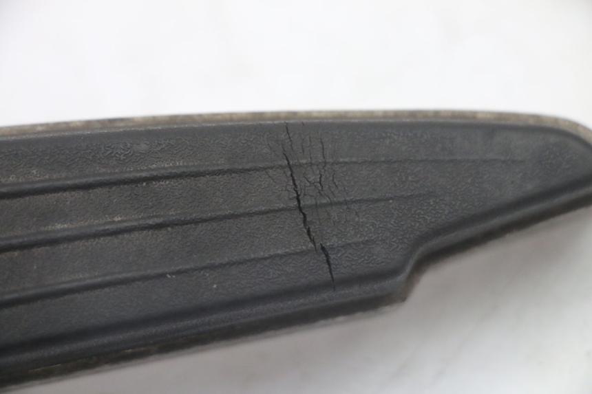 photo de ACHTERSTE RECHTER VOETSTEUN PEUGEOT SATELIS 125 (2010 - 2012) - Zoom op gebruiksstaat