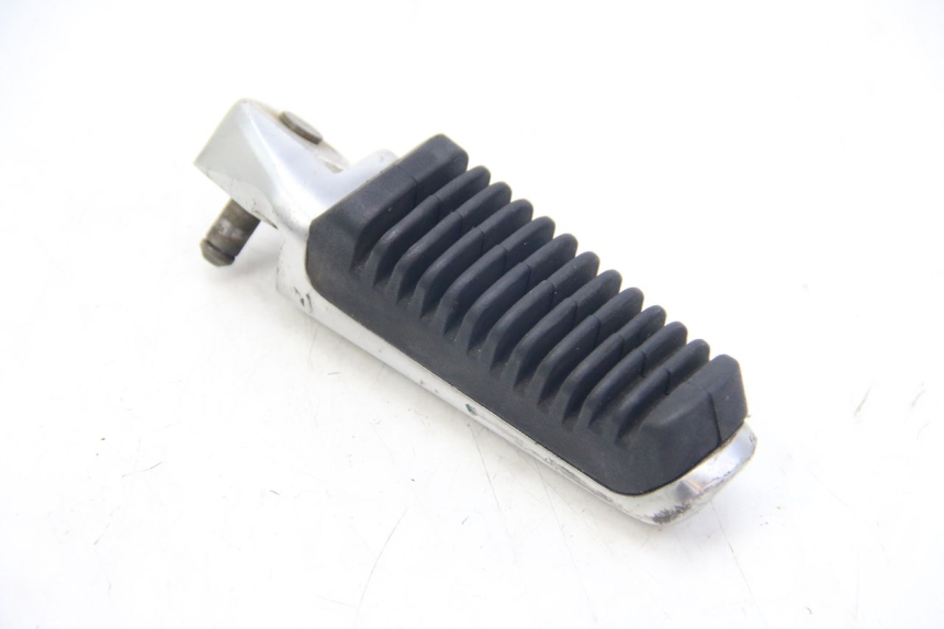 photo de ACHTERSTE RECHTER VOETSTEUN SUZUKI SIXTEEN 125 (2008 - 2010) - Detail van het onderdeel