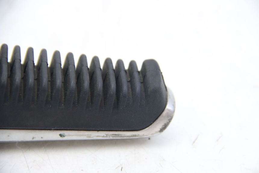 photo de ACHTERSTE RECHTER VOETSTEUN SUZUKI SIXTEEN 125 (2008 - 2010) - Technische close-up