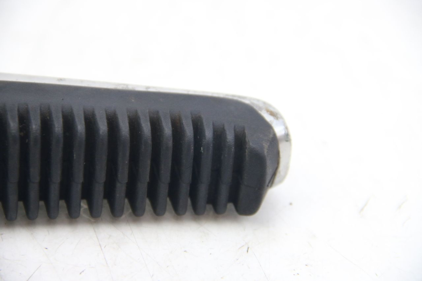 photo de ACHTERSTE RECHTER VOETSTEUN SUZUKI SIXTEEN 125 (2008 - 2010) - Bevestigingspunten