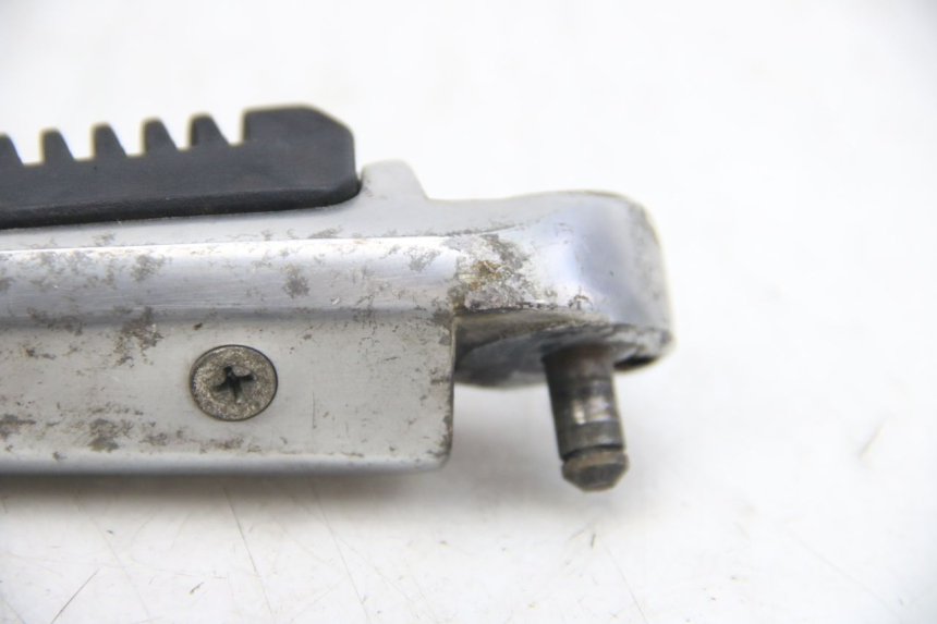 photo de ACHTERSTE RECHTER VOETSTEUN SUZUKI SIXTEEN 125 (2008 - 2010) - Gecontroleerd onderdeel