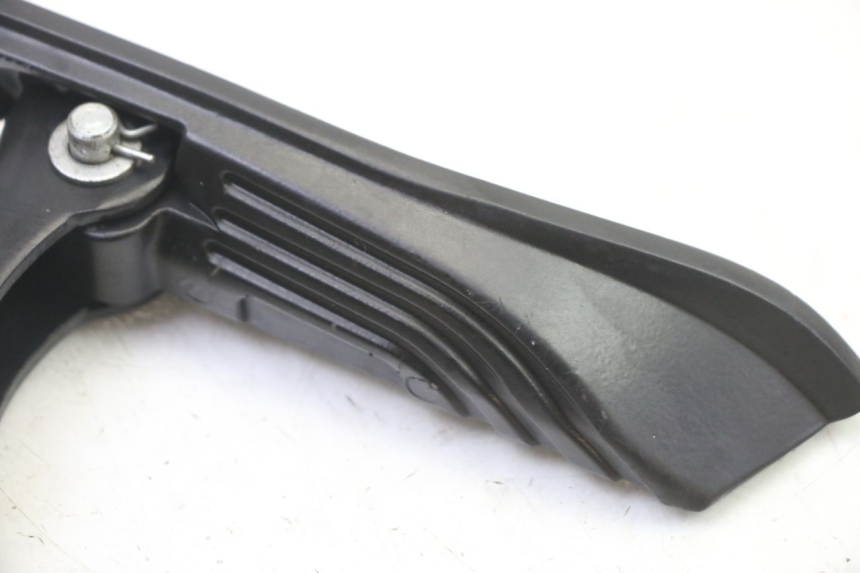 photo de ACHTERSTE RECHTER VOETSTEUN APRILIA SXR 50 (2021 - 2023) - Detail van het onderdeel