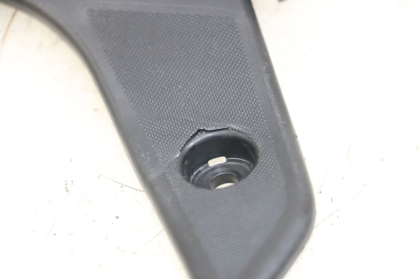 photo de ACHTERSTE RECHTER VOETSTEUN PIAGGIO VESPA PRIMAVERA 4T 50 (2021 - 2024) - Detail van het onderdeel