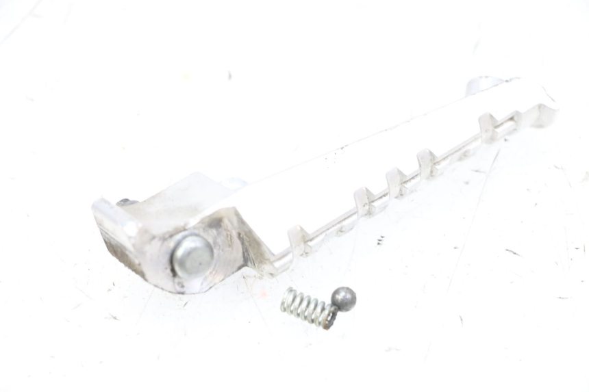 photo de ACHTERSTE RECHTER VOETSTEUN YAMAHA X-MAX XMAX 125 (2010 - 2013) - Detail van het onderdeel