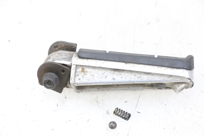 photo de ACHTERSTE RECHTER VOETSTEUN YAMAHA FZS FAZER 600 (2001 - 2003) - Detail van het onderdeel