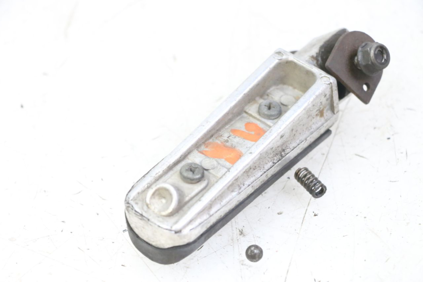 photo de ACHTERSTE RECHTER VOETSTEUN YAMAHA FZS FAZER 600 (2001 - 2003) - Zoom op gebruiksstaat