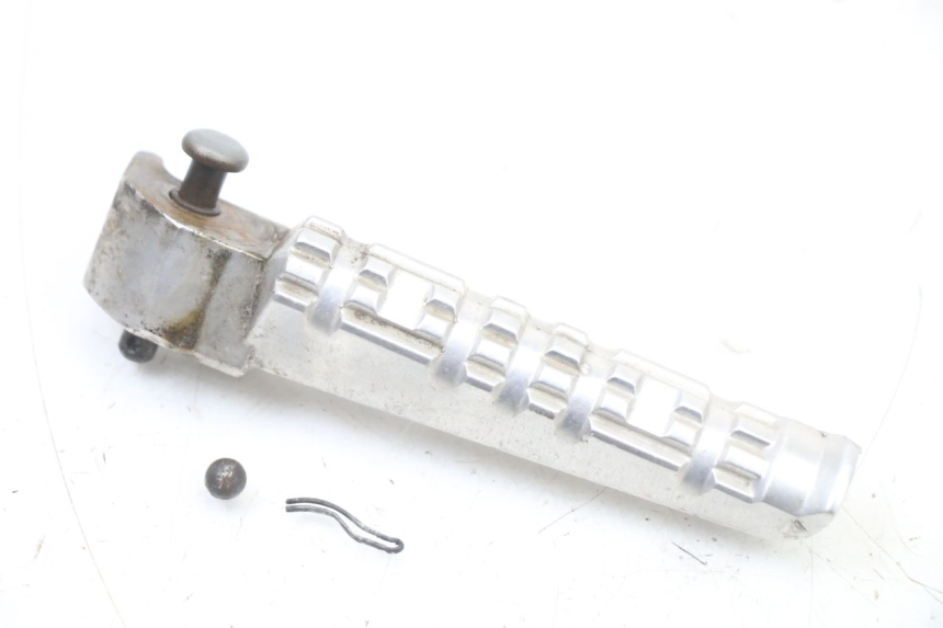 photo de ACHTERSTE RECHTER VOETSTEUN YAMAHA X-MAX XMAX ABS 250 (2010 - 2014) - Detail van het onderdeel