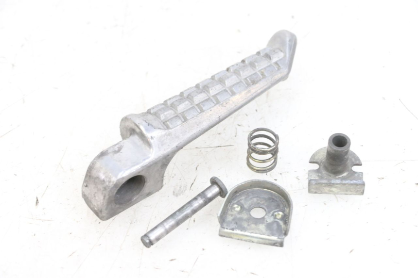 photo de ACHTERSTE RECHTER VOETSTEUN KAWASAKI ZR 7 750 (1999 - 2004) - Andere kijkhoek