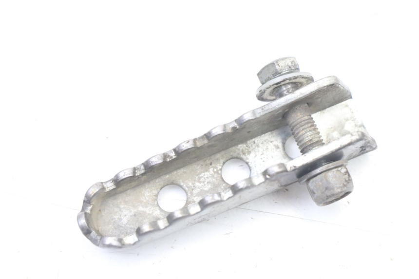 photo de ACHTERSTE LINKER VOETSTEUN DERBI SENDA SM DRD X-TREME 50 (2011 - 2017) - Detail van het onderdeel