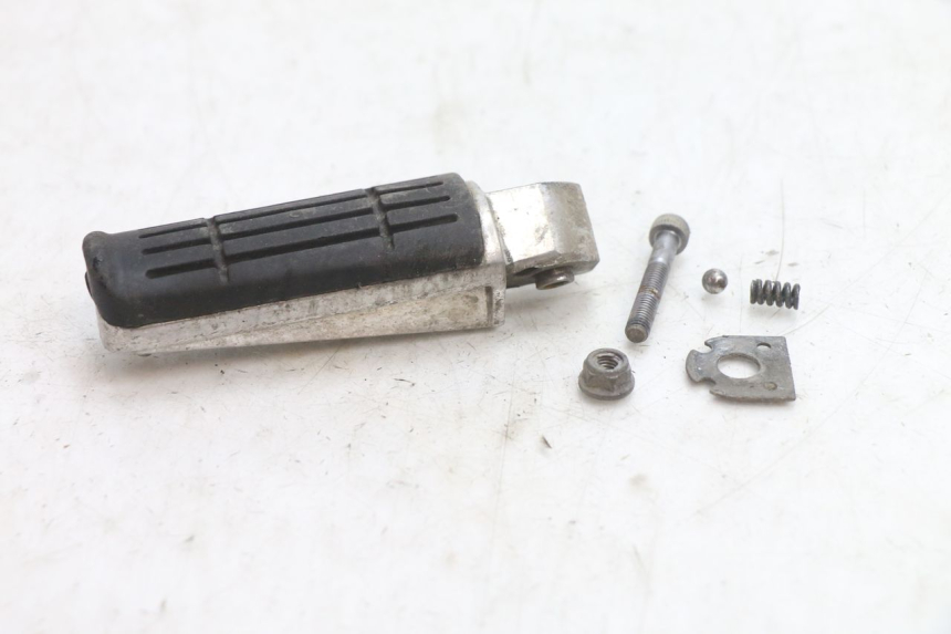 photo de LINKER ACHTERSTE VOETSTEUN YAMAHA FJR 1300 (2001 - 2005) - Detail van het onderdeel