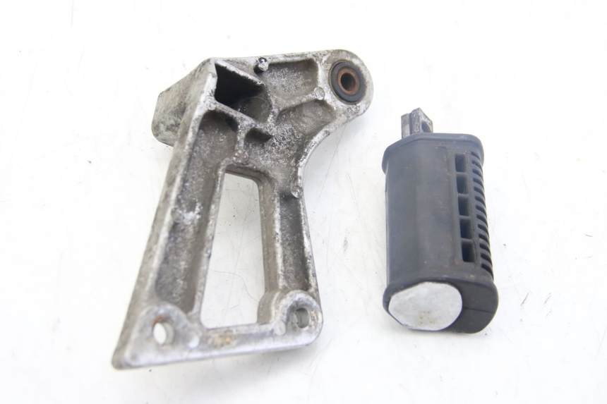 photo de ACHTERSTE LINKER VOETSTEUN SUZUKI GSX-F GSX  F 1100 (1988 - 1994) - Zoom op gebruiksstaat